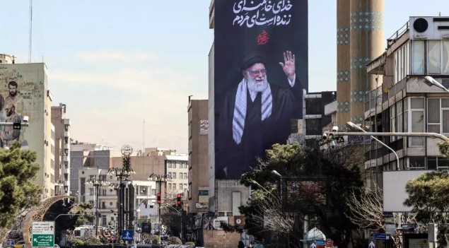 في مراسم تشييع وطنية ... الإيرانيون يودعون خامنئي  